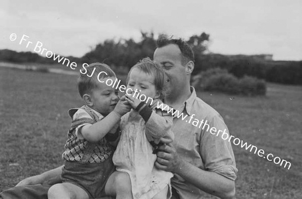 MAUREEN GIBBON & FAMILY ON CURRAGH